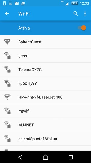 Seleziona la rete wireless a cui desideri connetterti