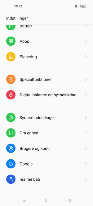 Scroll til og vælg Om enhed