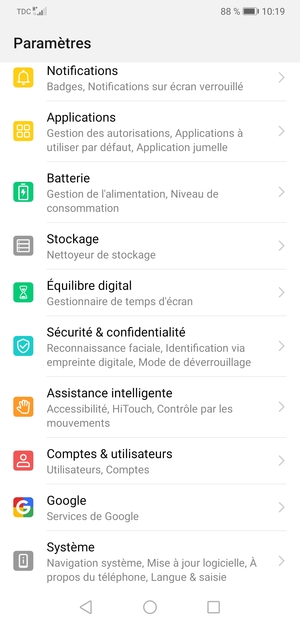 Faites défiler et sélectionnez Comptes & utilisateurs