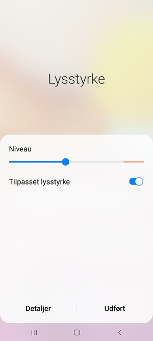 Aktiver Tilpasset lysstyrke og vælg Udført