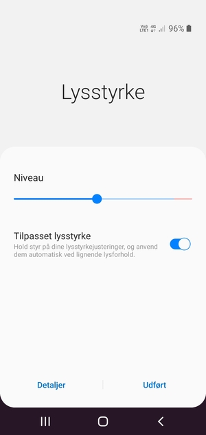 Aktiver Tilpasset lysstyrke og vælg Udført