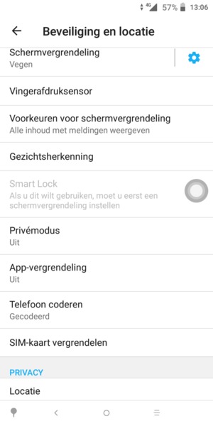 Om de pin voor de simkaart te wijzigen, keert u terug naar het menu Beveiliging en locatie en scrollt u naar en selecteert SIM-kaart vergrendelen