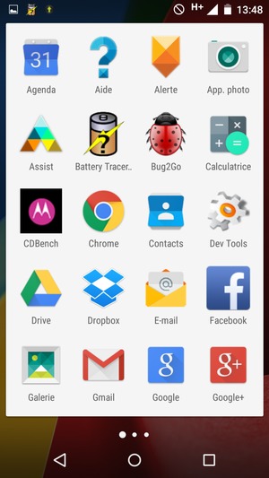 Pour copier vos contacts de la carte SIM, aller au menu Applications et sélectionnez Contacts