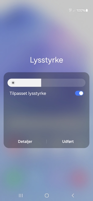 Aktiver Tilpasset lysstyrke og vælg Udført