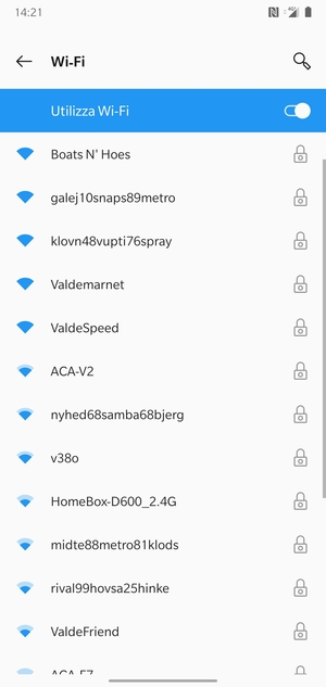Seleziona la rete wireless a cui desideri connetterti