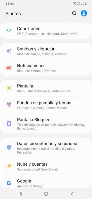 Desplácese y seleccione Nube y cuentas