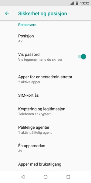 For å bytte PIN-koden til SIM-kortet, gå tilbake til Sikkerhet og posisjon-menyen og bla til og velg SIM-kortlås