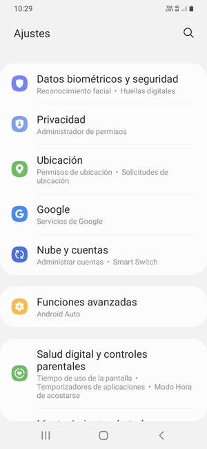 Desplácese y seleccione Nube y cuentas