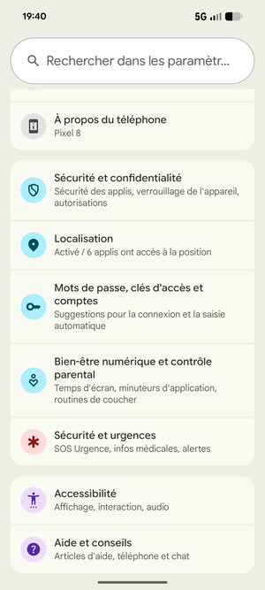 Faites défiler et sélectionnez Mots de passe, clés d'accès et comptes