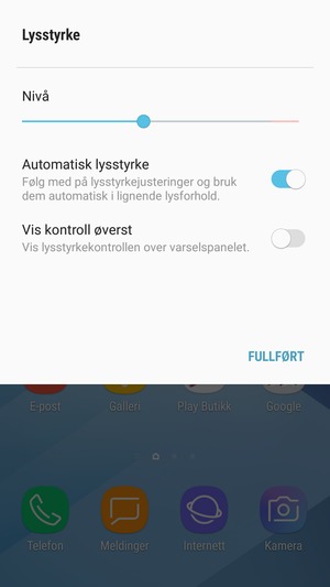 Slå på Automatisk lysstyrke og velg FULLFØRT