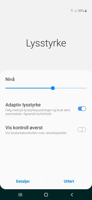 Slå på Adaptiv lysstyrke og velg Utført