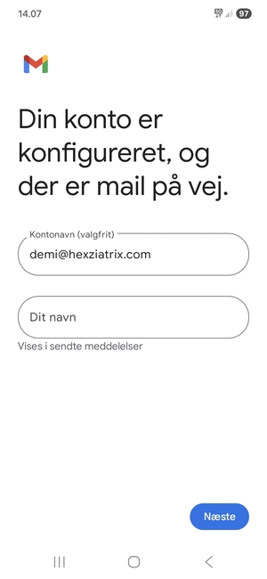 Giv din konto et navn og indtast dit navn. Vælg Næste