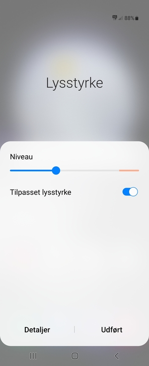 Aktiver Tilpasset lysstyrke og vælg Udført