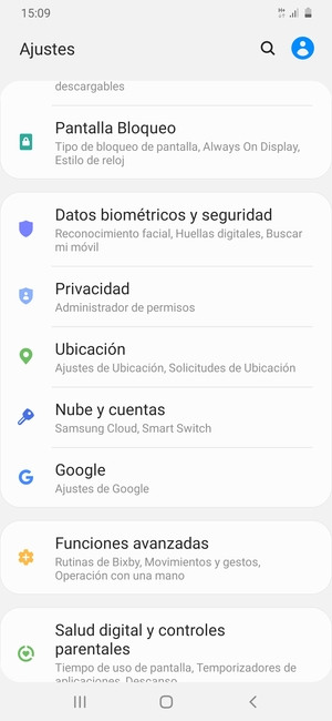 Desplácese y seleccione Nube y cuentas