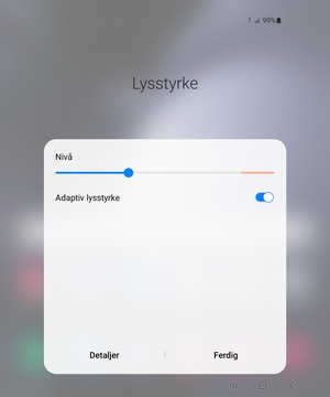 Slå på Adaptiv lysstyrke og velg Udført