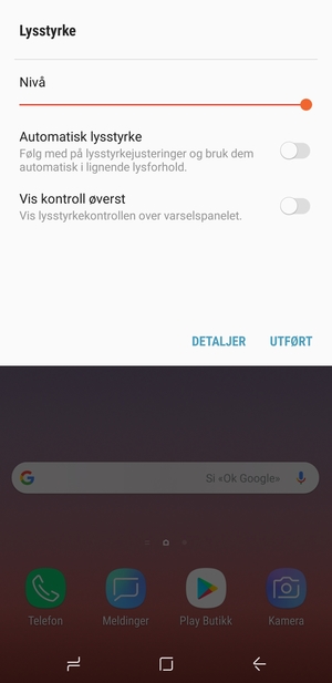 Slå på Automatisk lysstyrke og velg UTFØRT