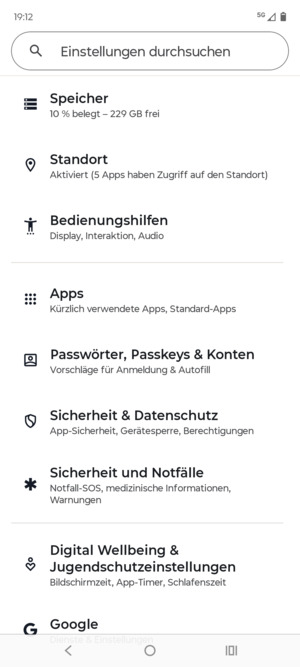 Scrollen Sie und wählen Sie Passwörter, Passkeys & Konten