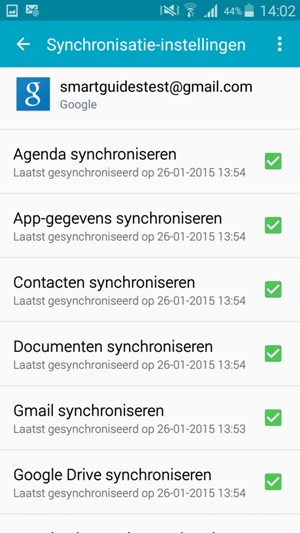 Vink het selectievakje Contacten synchroniseren aan en selecteer de Menu-knop