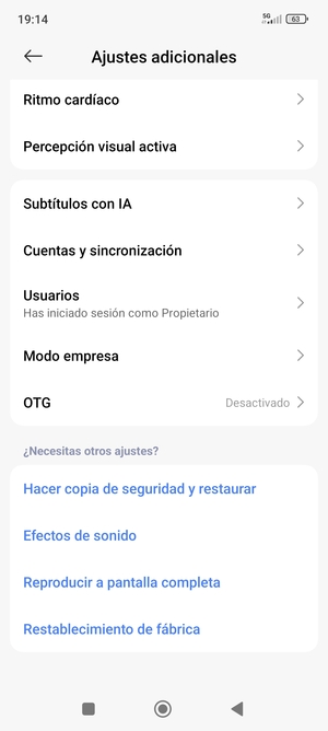 Desplácese y seleccione Cuentas y sincronización