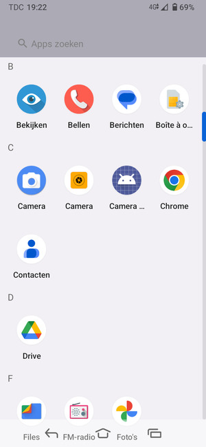 Scroll naar en selecteer Contacts