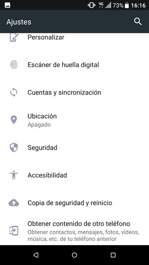 Desplácese y seleccione Cuentas y sincronización
