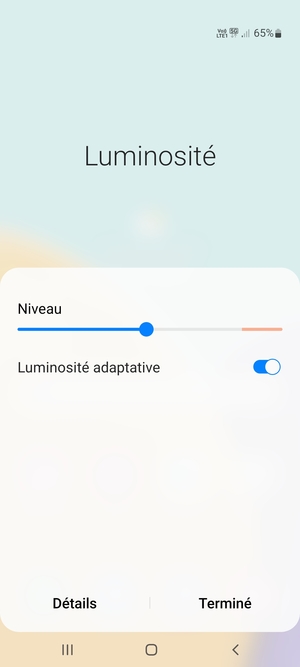 Activez l'Luminosité adaptative et sélectionnez Terminé