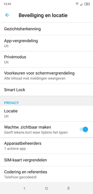 Om de pin voor de simkaart te wijzigen, scrollt u naar en selecteert SIM-kaart vergrendelen