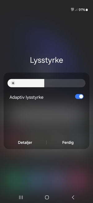 Slå på Adaptiv lysstyrke og velg Ferdig