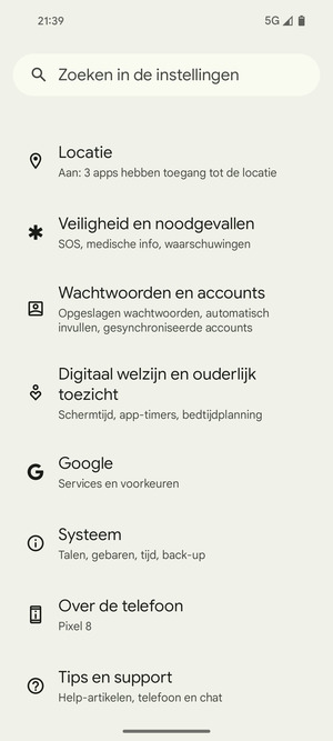 Scroll naar en selecteer Wachtwoorden en accounts