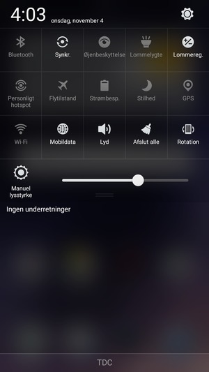 Vælg Automatisk lysstyrke