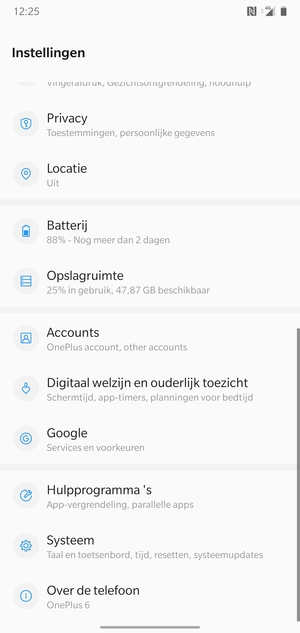 Keer terug naar het Instellingen menu en selecteer Accounts