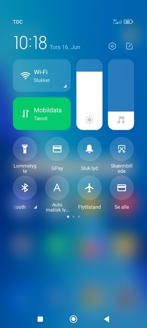 Vælg Automatisk lysstyrke