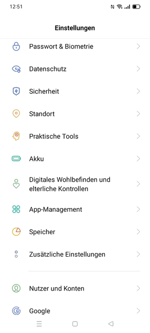 Scrollen Sie und wählen Sie Nutzer und Konten