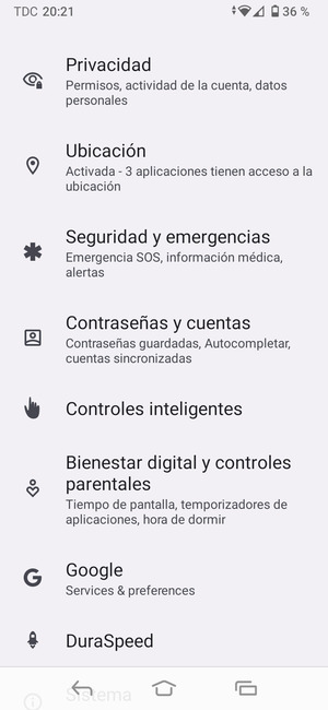 Vuelva al menú Ajustes y seleccione Contraseñas y cuentas