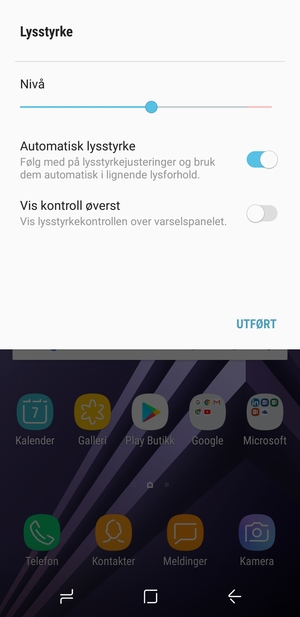 Slå på Automatisk lysstyrke og velg UTFØRT