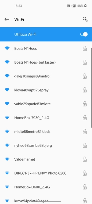 Seleziona la rete wireless a cui desideri connetterti