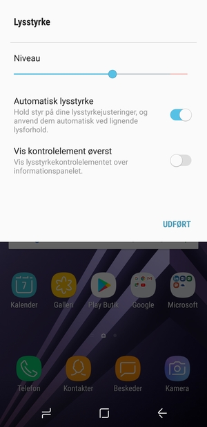 Aktiver Automatisk lysstyrke og vælg UDFØRT