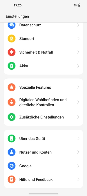 Scrollen Sie und wählen Sie Nutzer und Konten