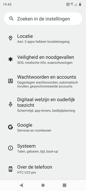 Keer terug naar het Instellingen menu en selecteer Wachtwoorden en accounts
