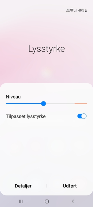 Aktiver Tilpasset lysstyrke og vælg Udført