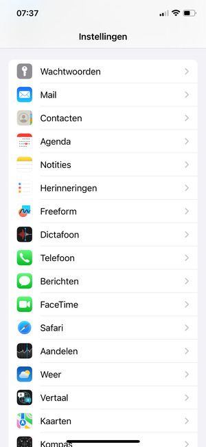 Keer terug naar het Instellingen menu en scroll naar en selecteer Mail