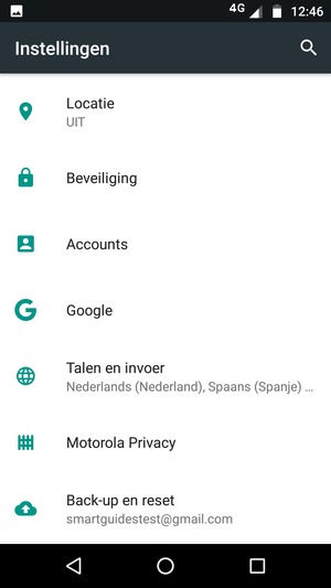 Scroll naar en selecteer Accounts