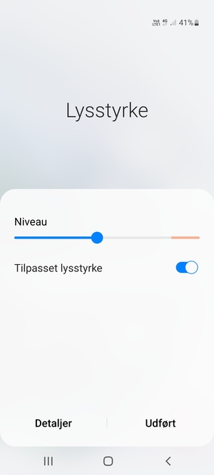 Aktiver Tilpasset lysstyrke og vælg Udført