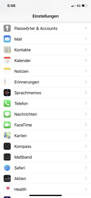Gehen Sie zurück zum Einstellungen Menü und scrollen Sie und wählen Sie Passwörter & Accounts