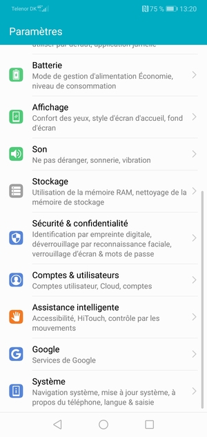 Retournez au menu Paramètres et sélectionnez Comptes & utilisateurs