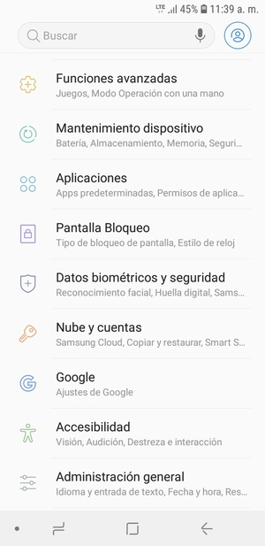 Desplácese y seleccione Nube y cuentas