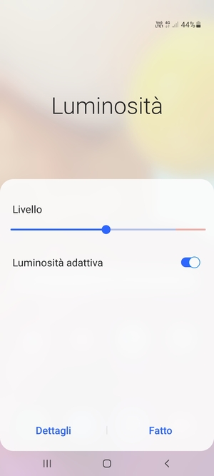 Attiva Luminosità adattiva e seleziona Fatto