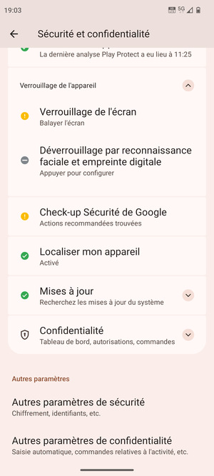 Pour modifier le code PIN de la carte SIM, allez dans le menu Sécurité et confidentialité et faites défiler et sélectionnez Autres paramètres de sécurité