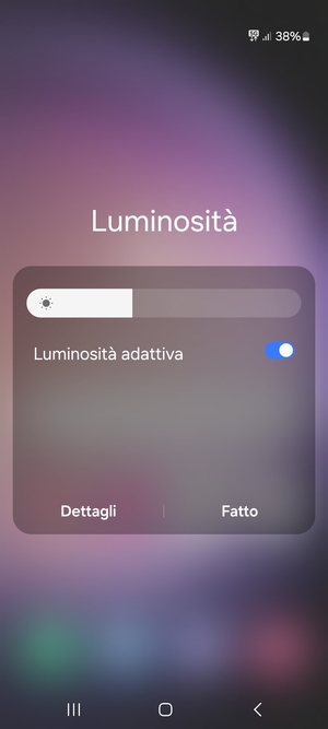 Attiva Luminosità adattiva e seleziona Fatto