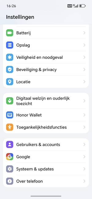 Scroll naar en selecteer Gebruikers & accounts